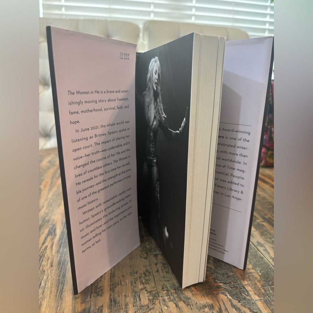 Brittany Spears “The Woman In Me” Book First Edition - Picture 5 of 6